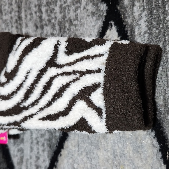 AIRPLUS 2- ZEBRA PRINT ALOE INFUSED MOISTURIZING CREW SOCKS - Picture 4 of 12